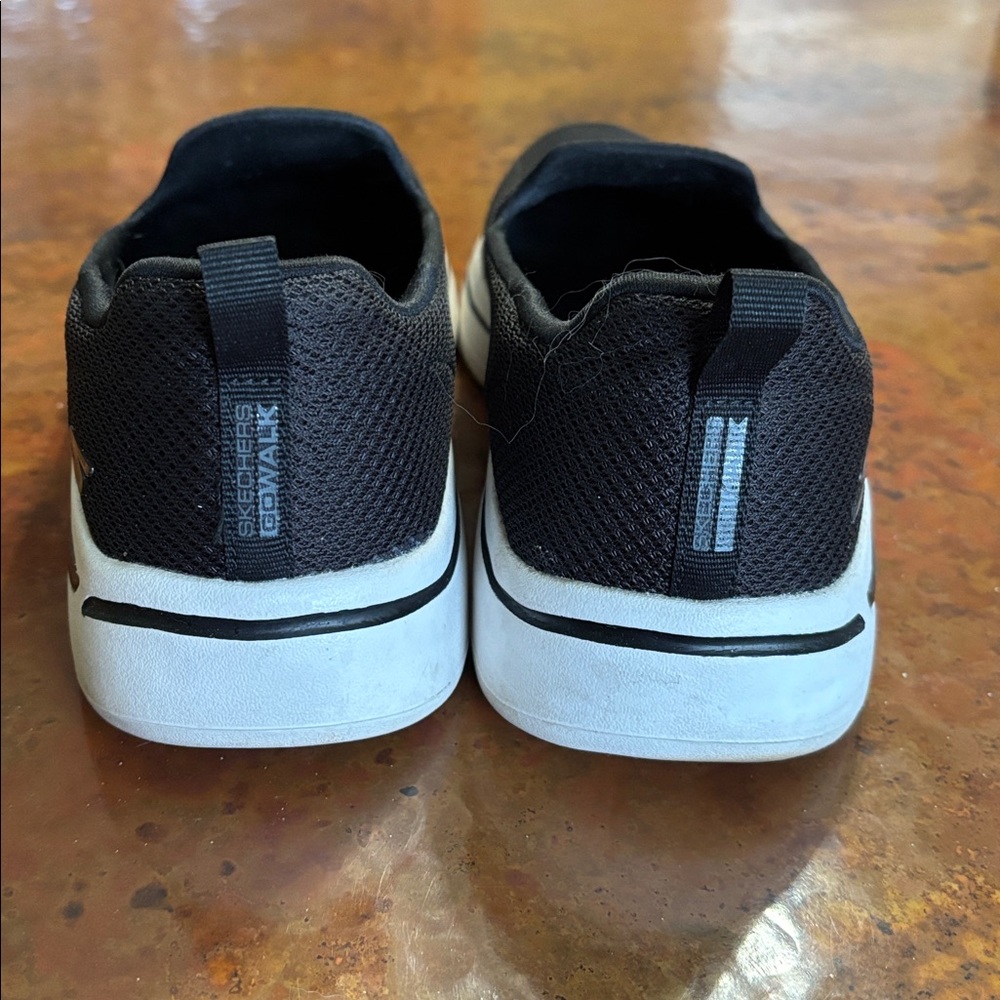 Skechers arch fit size 9 black slip on shoe. Barely worn - Picture 3 of 7